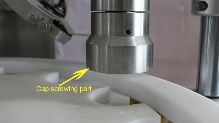 500 مل جولة زجاجة ملء آلة مع غطاء الختم وتشغيل عجلة النجوم