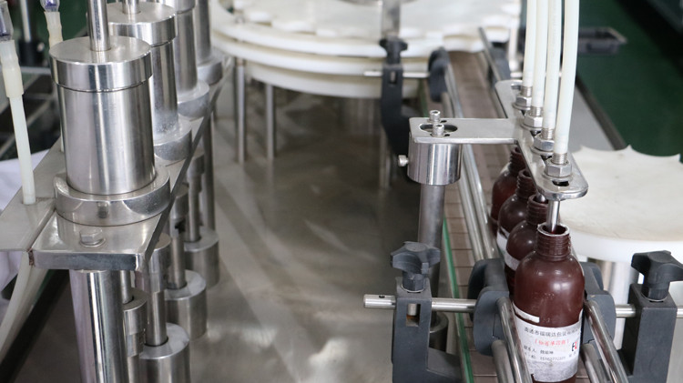 500 مل جولة زجاجة ملء آلة مع غطاء الختم وتشغيل عجلة النجوم